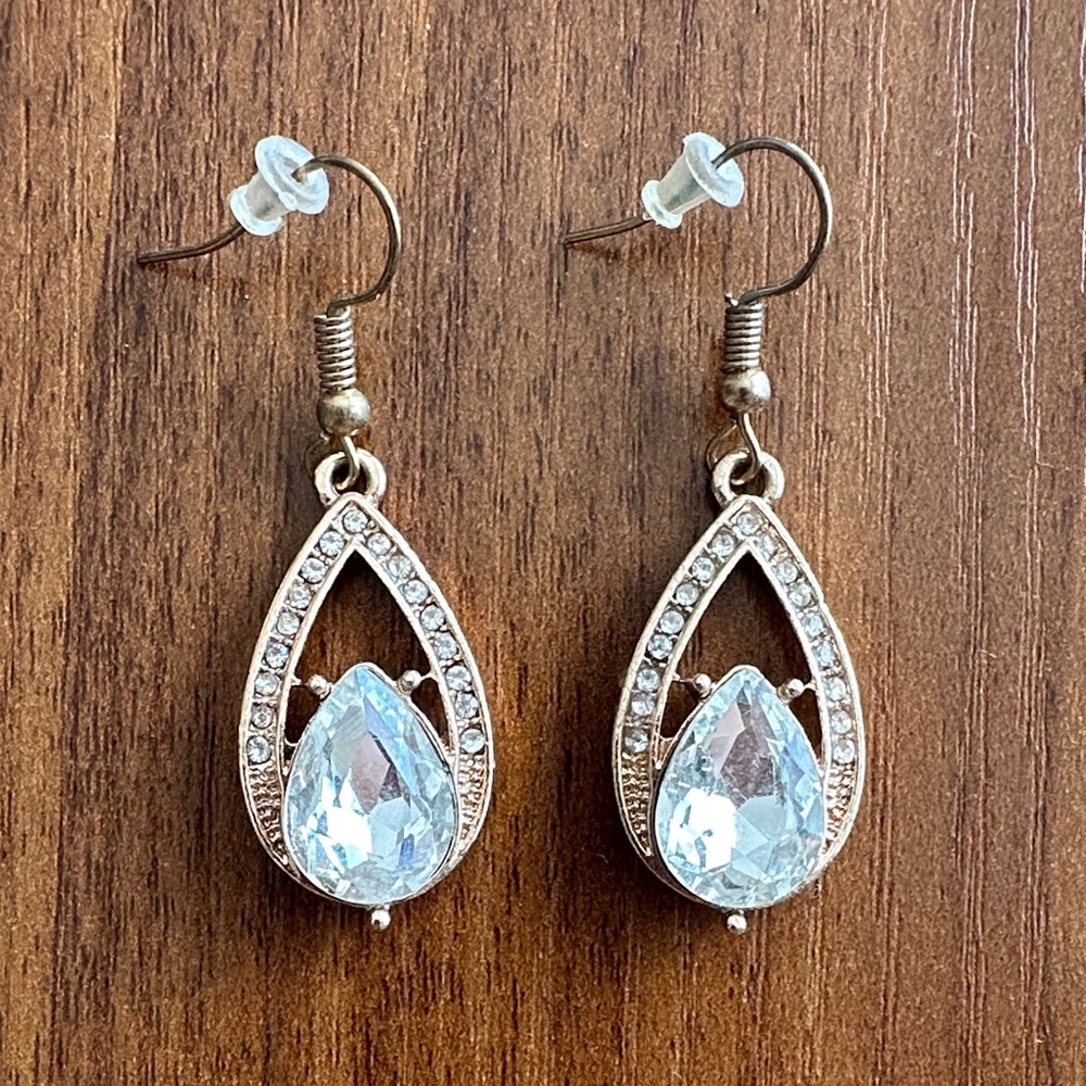 Elegant Gold and Silver Teardrop Earrings 🌺